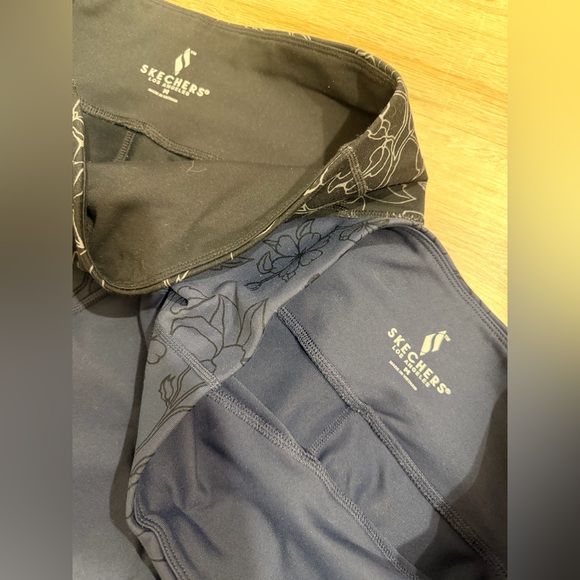 Skechers 2 pair navy & black Leggings w/ subtle floral trim & side pockets. NWOT - Picture 4 of 12